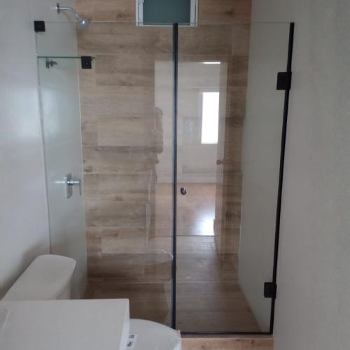 Puerta batiente para baño