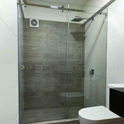 Puerta corrediza para baño